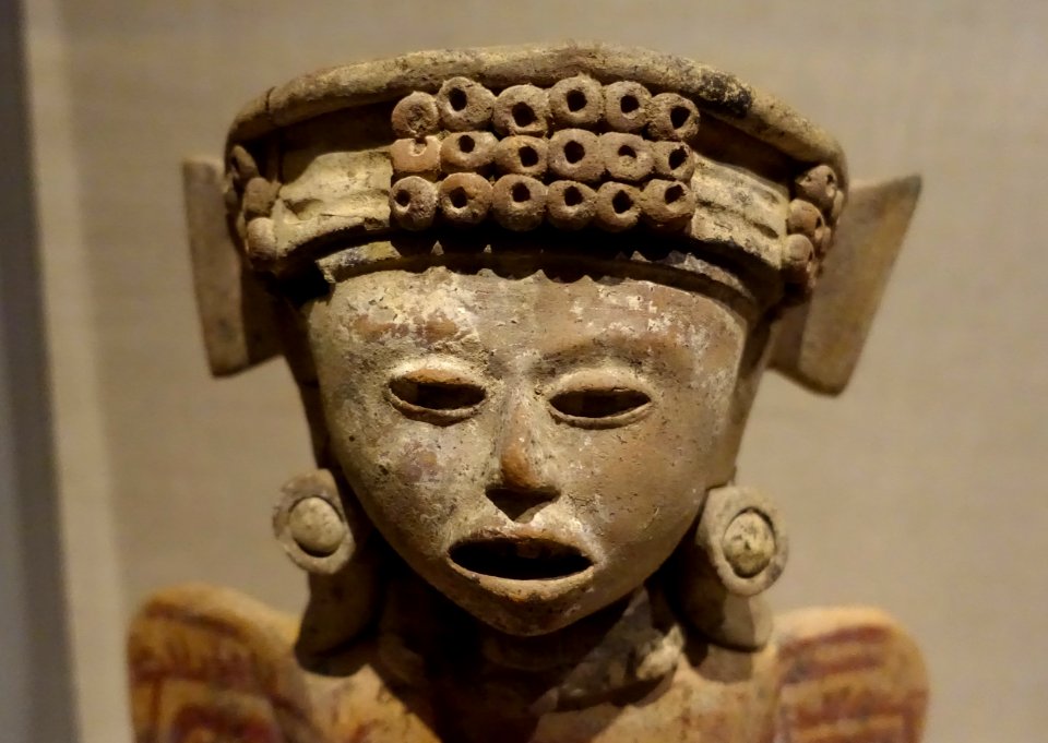 Three standing female figures, El Faisan area, Veracruz state, Early Classic period, 450-600 AD, ceramic figure 1 detail - Dallas Museum of Art - DSC04631