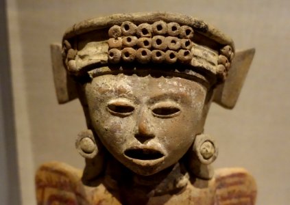 Three standing female figures, El Faisan area, Veracruz state, Early Classic period, 450-600 AD, ceramic figure 1 detail - Dallas Museum of Art - DSC04631