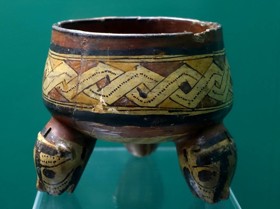 Three-footed bowl, Costa Rica, 800-1350 AD, ceramic - Naturhistorisches Museum Nürnberg - Nuremberg, Germany - DSC04036