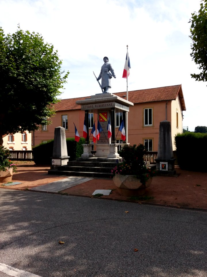 Thizy-les-Bourgs - Place du Souvenir Français - Monuments aux morts des deux guerres mondiales - Vue d'ensemble