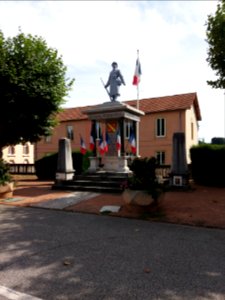 Thizy-les-Bourgs - Place du Souvenir Français - Monuments aux morts des deux guerres mondiales - Vue d'ensemble