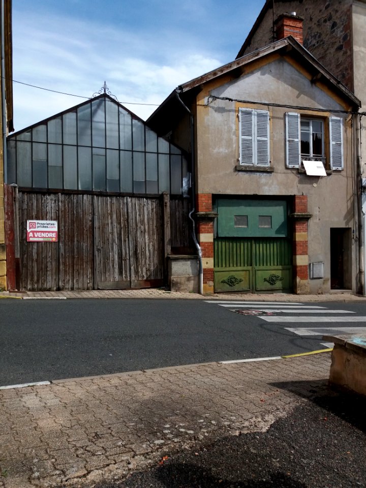 Thizy-les-Bourgs - Rue Jean-Baptiste Fournier - Bâtiment à vendre, au numéro 1