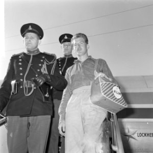 Theo van Eyck (vliegtuigmonteur) uit Libie op Schiphol aangekomen, Theo van Eyck, Bestanddeelnr 916-2897