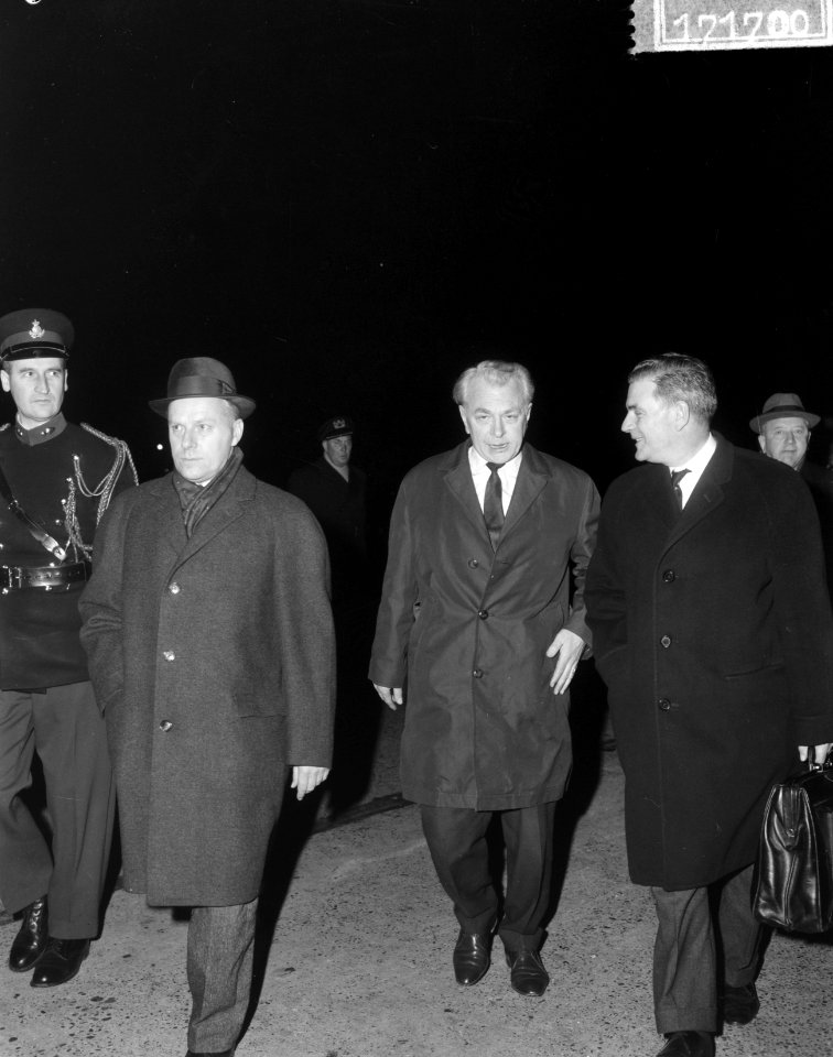 Theo J. Lensen (zakenman) na 15 maanden Oost Duitsland weer terug, aankomst T. J, Bestanddeelnr 917-1700