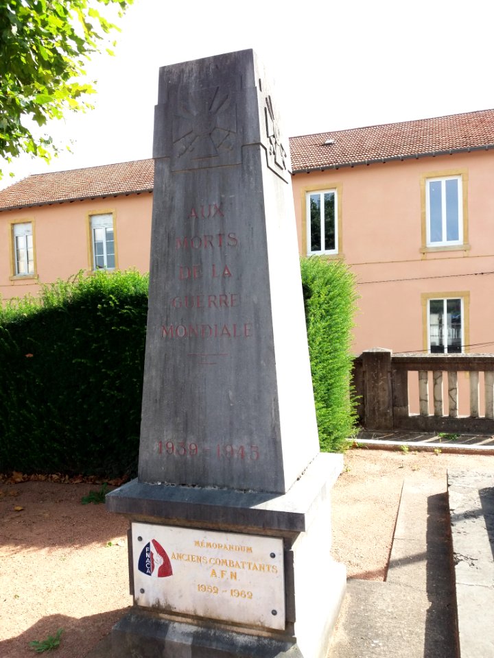 Thizy-les-Bourgs - Place du Souvenir Français - Monuments aux morts des deux guerres mondiales - Aux morts de la guerre mondiale