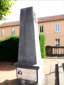 Thizy-les-Bourgs - Place du Souvenir Français - Monuments aux morts des deux guerres mondiales - Aux morts de la guerre mondiale