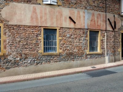 Thizy-les-Bourgs - Ancienne enseigne d'un garagiste