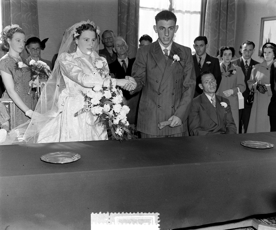 Thijs Roks met zijn bruid Maria Billet in het stadhuis van Zundert, Bestanddeelnr 905-8770
