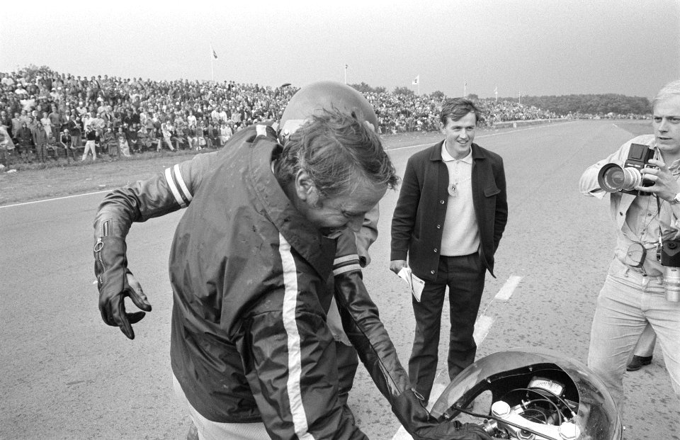 Theo Bult wordt omhelsd door Rinus de Groot na een race, Bestanddeelnr 924-6816