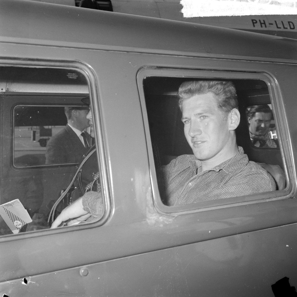 Theo van Eyck (vliegtuigmonteur) uit Libie op Schiphol aangekomen, Theo van Eyck, Bestanddeelnr 916-2896