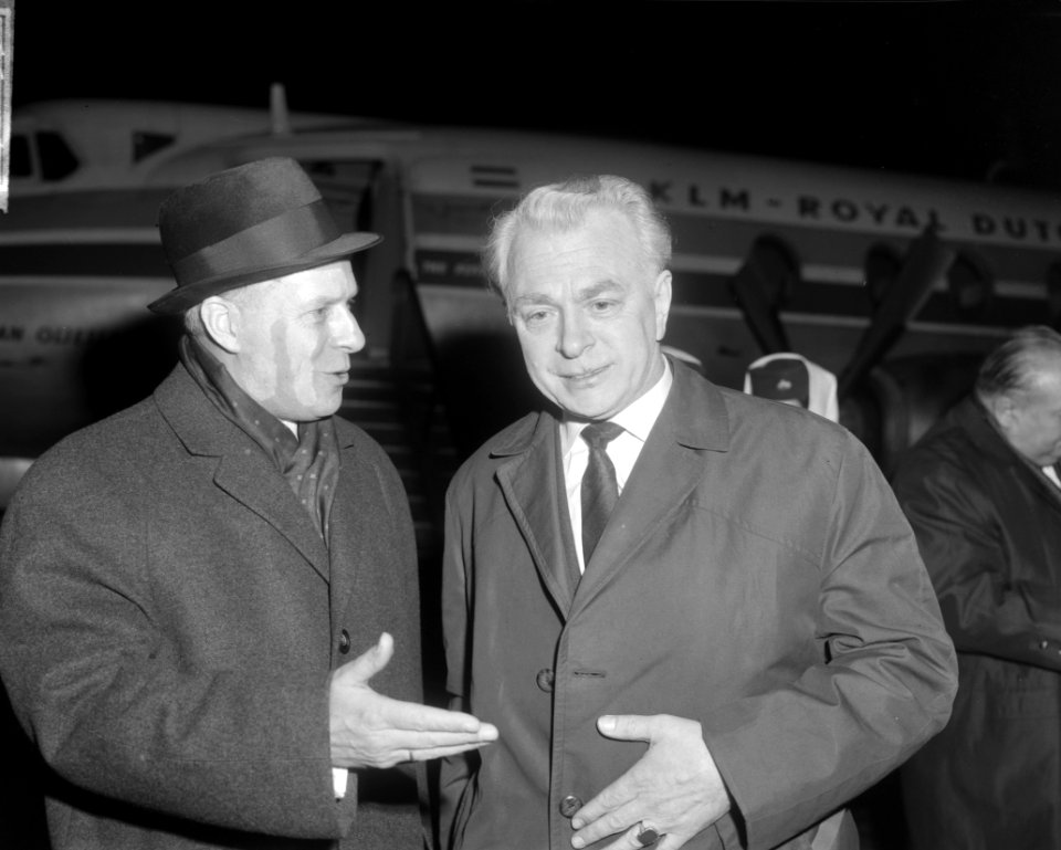 Theo J. Lensen (zakenman) na 15 maanden Oost Duitsland weer terug, aankomst T. J, Bestanddeelnr 917-1699