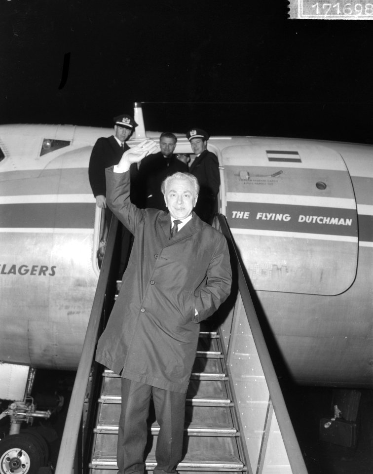 Theo J. Lensen (zakenman) na 15 maanden Oost Duitsland weer terug, aankomst T. J, Bestanddeelnr 917-1698