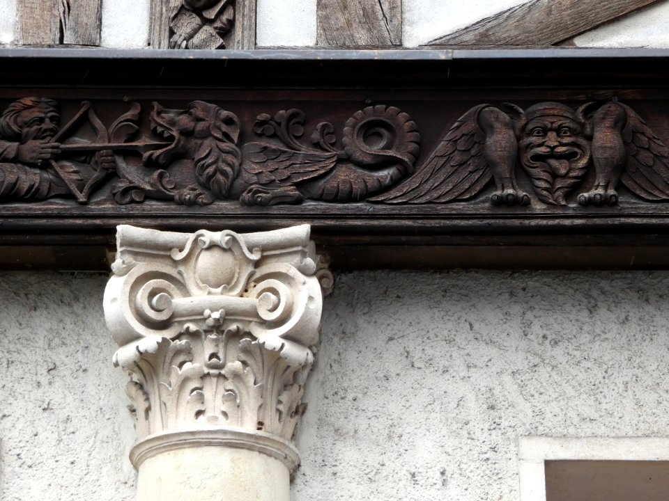 Thonon-les-Bains - Château de Bellegarde - Tête de colonne et frise