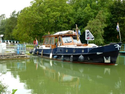 Thugny-Trugny, Canal des Ardennes écluse nr 8 (06 bateau sorti eau haute)