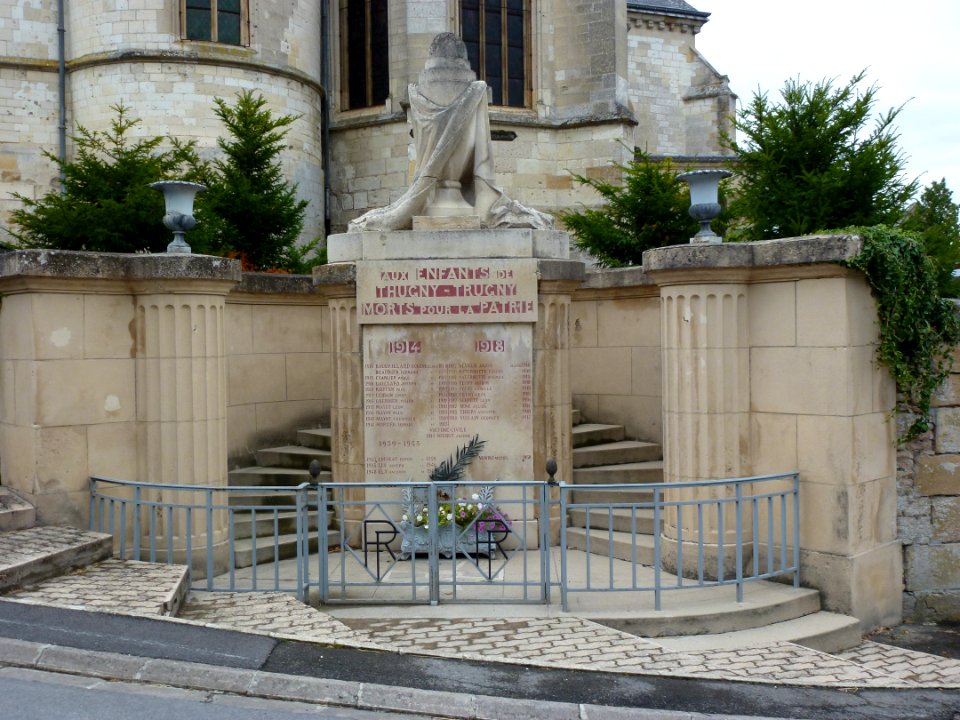 Thugny-Trugny (Ardennes) monument aux morts