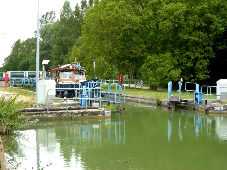 Thugny-Trugny, Canal des Ardennes écluse nr 8 (04 bateau en écluse eau haute)