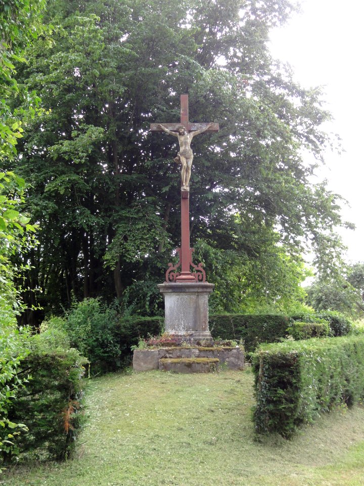 Thenailles (Aisne) croix de chemin