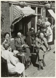Theeschenkerij tijdens jaarmarkt Lutherse Gemeente op het Luthers Hofje, Witte Herenstraat 16, NL-HlmNHA 54005462