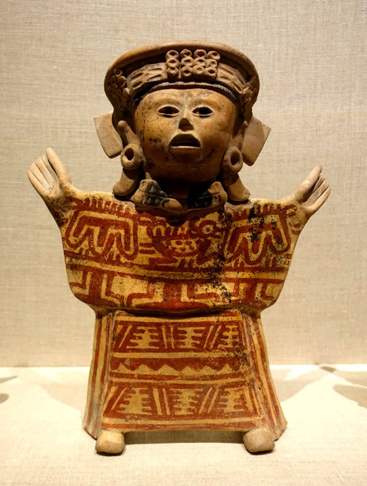 Three standing female figures, El Faisan area, Veracruz state, Early Classic period, 450-600 AD, ceramic figure 2 - Dallas Museum of Art - DSC04627