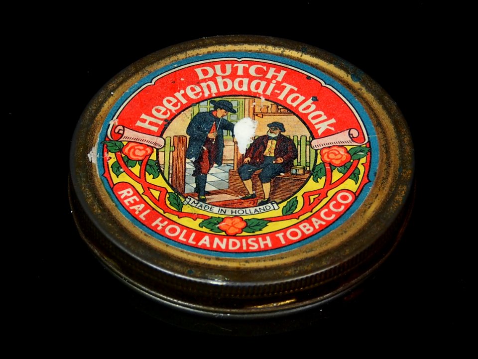 Theodorus Niemeijer rond tabaksblikje, foto1