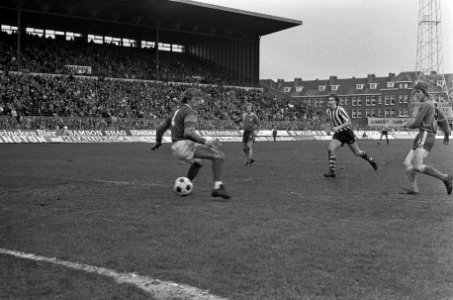 Thijssen (rechts) scoort 0-2, links keeper Doesburg, Bestanddeelnr 927-0400