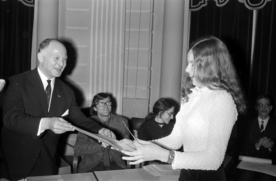 Theo Olof reikt een prijs uit, Bestanddeelnr 924-4239