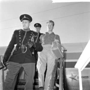 Theo van Eyck (vliegtuigmonteur) uit Libie op Schiphol aangekomen, Theo van Eyck, Bestanddeelnr 916-2899