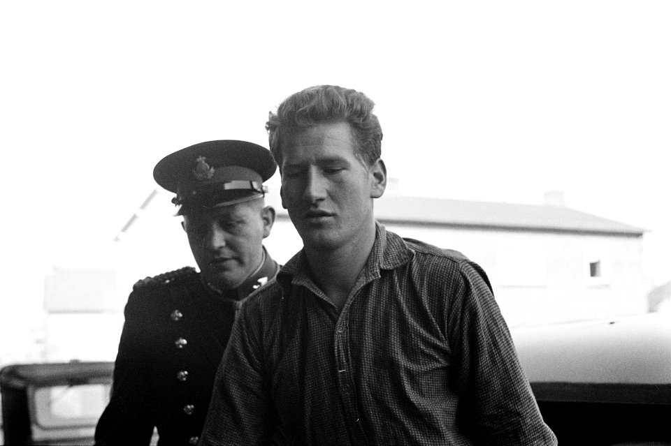 Theo van Eyck (vliegtuigmonteur) uit Libie op Schiphol aangekomen, Bestanddeelnr 916-2901