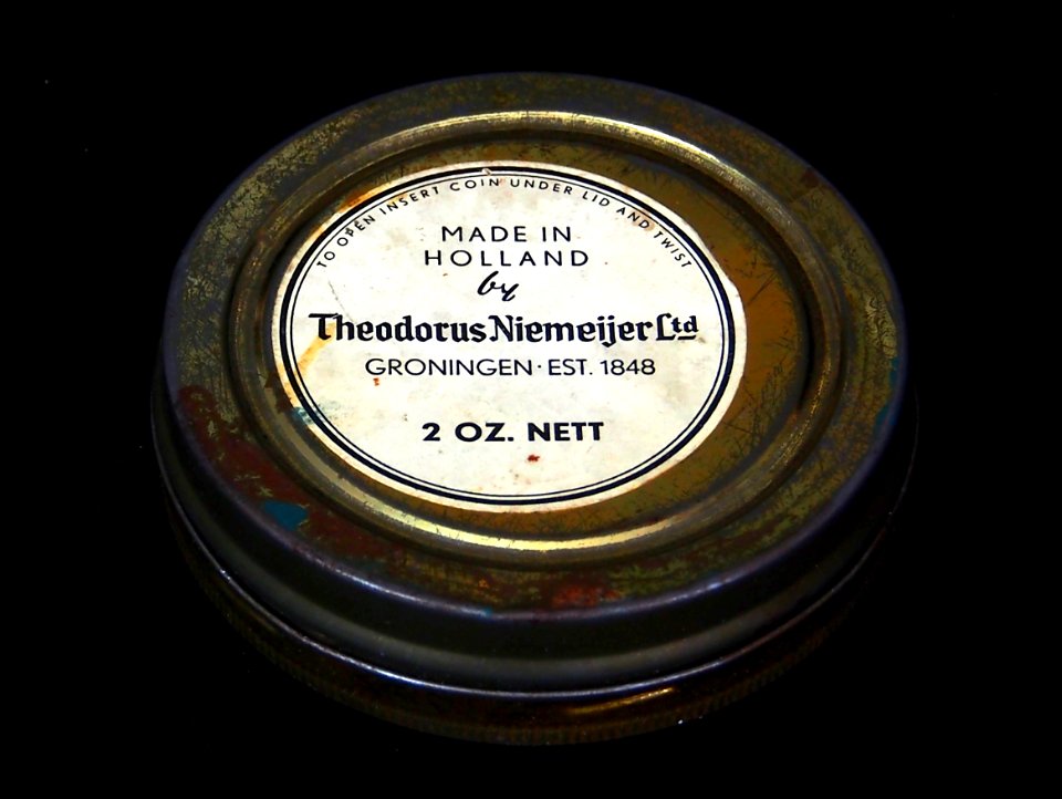 Theodorus Niemeijer rond tabaksblikje, foto2