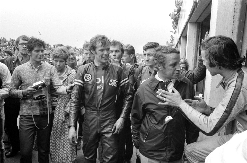Theo Bult in het rennerskwartier na de race. Rechts naast hem Rinus de Groot, Me, Bestanddeelnr 924-6811