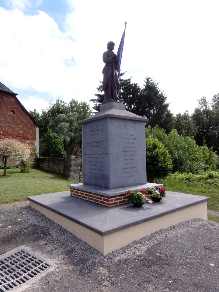 Thenailles (Aisne) monument aux morts