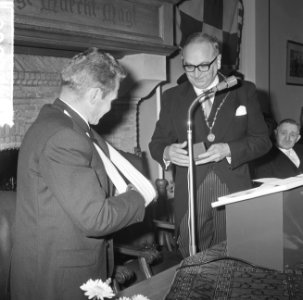 Theo Slegers uit Vlijmen gehuldigd voor zijn optreden in Congo, burgemeester en , Bestanddeelnr 917-2006
