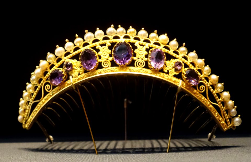 Tiara, 1830s-1840s, metal-gilt, glass, imitation pearls - Nordiska museet - Stockholm, Sweden - DSC09738