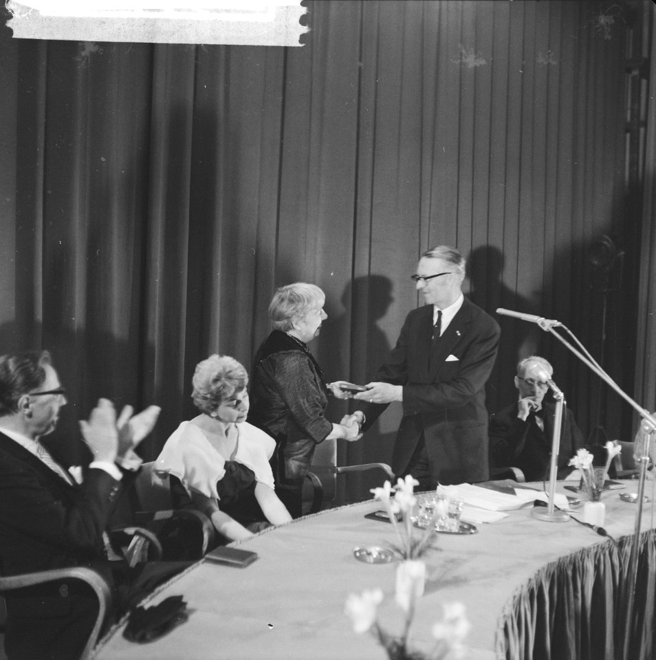 Theo dOr Bouwmeesterpenning voor Anny de Lange. V.l.n.r. Paul Steenbergen, Guus, Bestanddeelnr 913-9919
