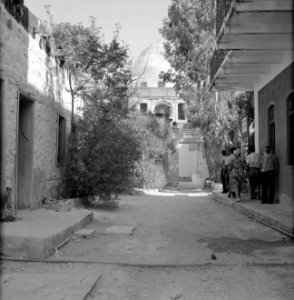 Tiberias-Hammat. Gebouwen bij het mausoleum van rabbi Meir met een poort met een, Bestanddeelnr 255-4118