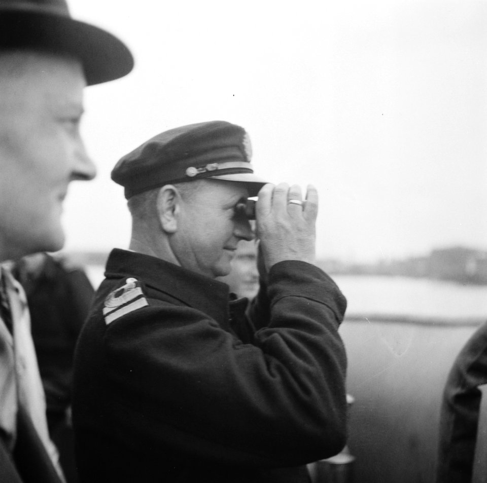 Thuiskomst van de sleepboot Amsterdam Kapitein Maarten de Koe kijkt door verr, Bestanddeelnr 900-6287