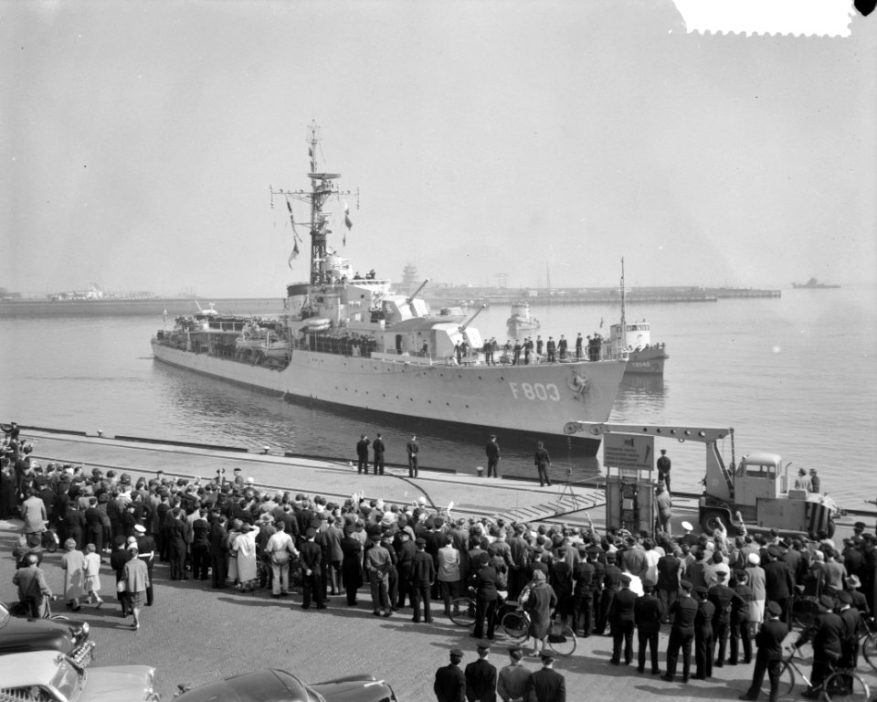Thuisvaart van Hr Ms Evertsen uit Nieuw Guinea te Den Helder, Bestanddeelnr 911-1557