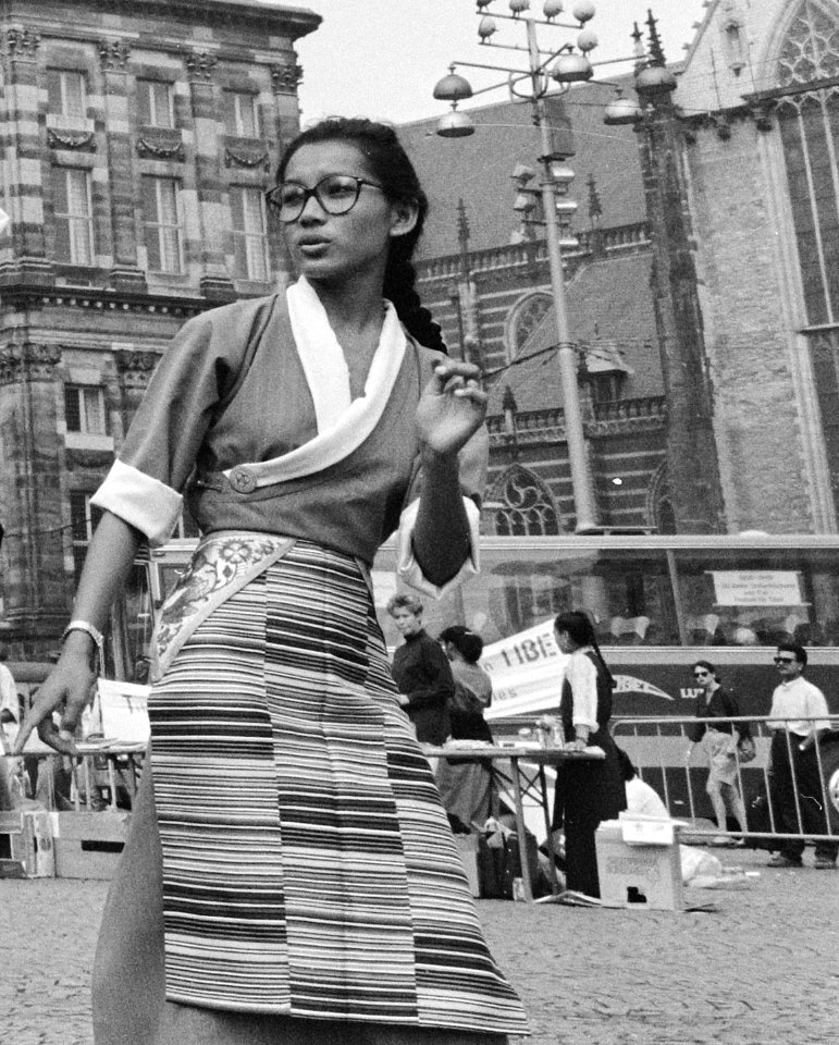 Tibetan woman in the Netherlands protesting the occupation of Tibet in Dam Square, Amsterdam on 26 July 1989, from- Protest op de Dam in Amsterdam van Tibetanen tegen de Chinese bezetting van Tibe, Bestanddeelnr 934-4865 (cropped)