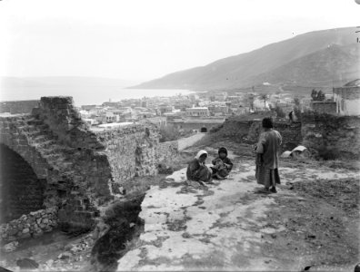 Tiberias. Geizcht vanaf de ruines van het kasteel over de stad en het meer op de, Bestanddeelnr 254-6109