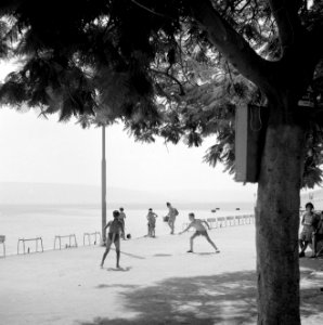 Tiberias Volwassenen en kinderen op de boulevard langs het Meer van Tiberias, w, Bestanddeelnr 255-4091