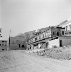 Tiberias-Hammat. Mausoleum van rabbi Meir met koepel en trap en dubbele ingang m, Bestanddeelnr 255-4116