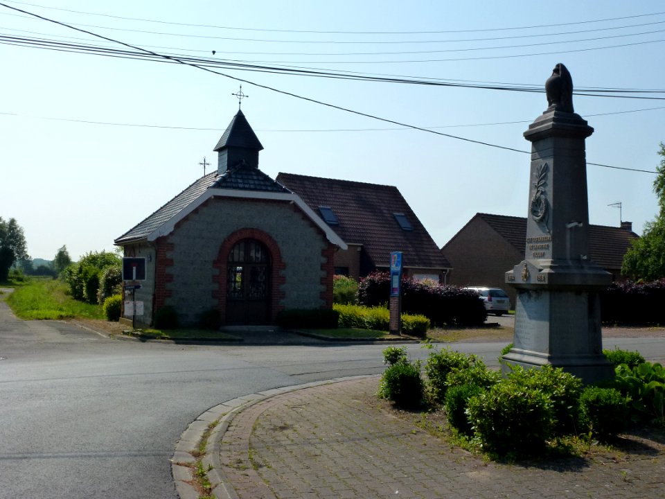 Tilloy-lez-Marchiennes (Nord, Fr) chapelle du village avec monument aux morts
