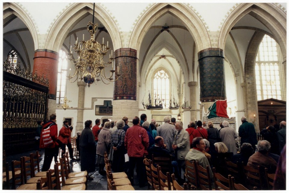 Tijdens de jaarlijkse Bavodag in de Grote of St. Bavokerk wordt één van de gerestaureerde pilaren onthuld. NL-HlmNHA 54036435