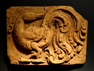 Tile with hamsa bird, inner court of the Palace of Panduvasnuvara, central Sri Lanka, 12th century AD, terracotta - Linden-Museum - Stuttgart, Germany - DSC03737