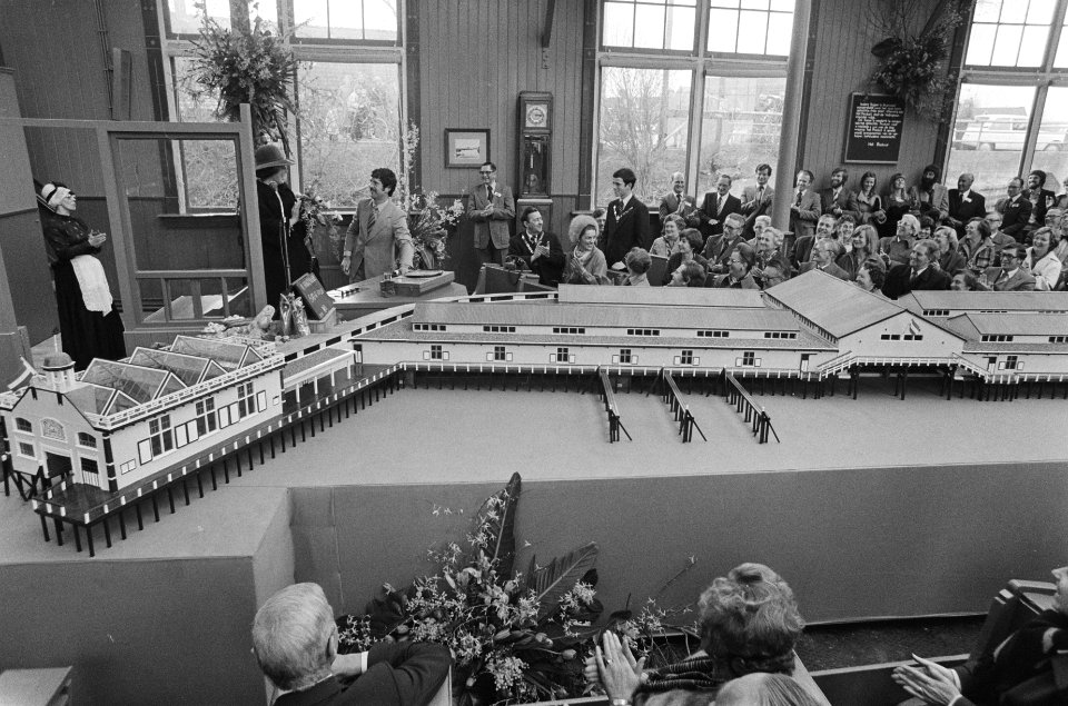 Tijdens de opening op de voorgrond een schaalmmodel, bestemd voor Madurodam, Bestanddeelnr 930-1982