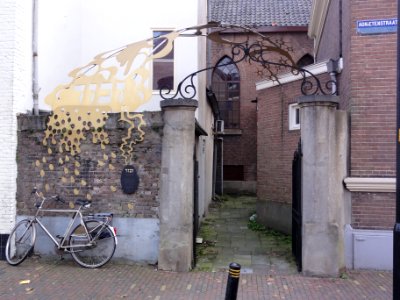 Tiel Rijksmonument 35578 voorm. Synagoge poort met Joods Herdenkingsmonument
