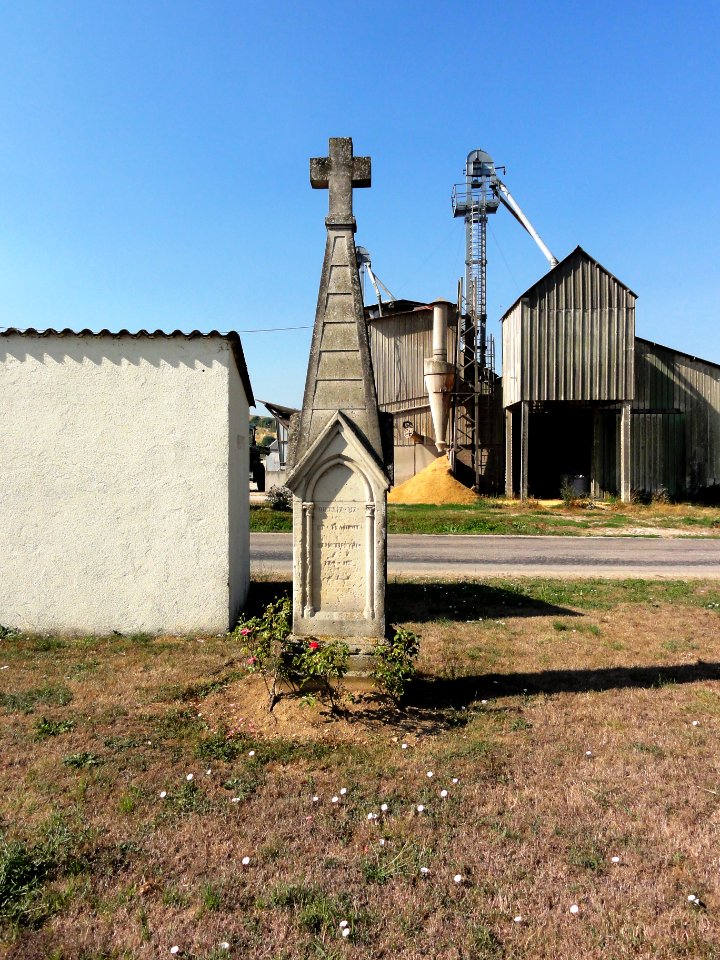 Tilly-sur-Meuse (Meuse) wayside cross and silo