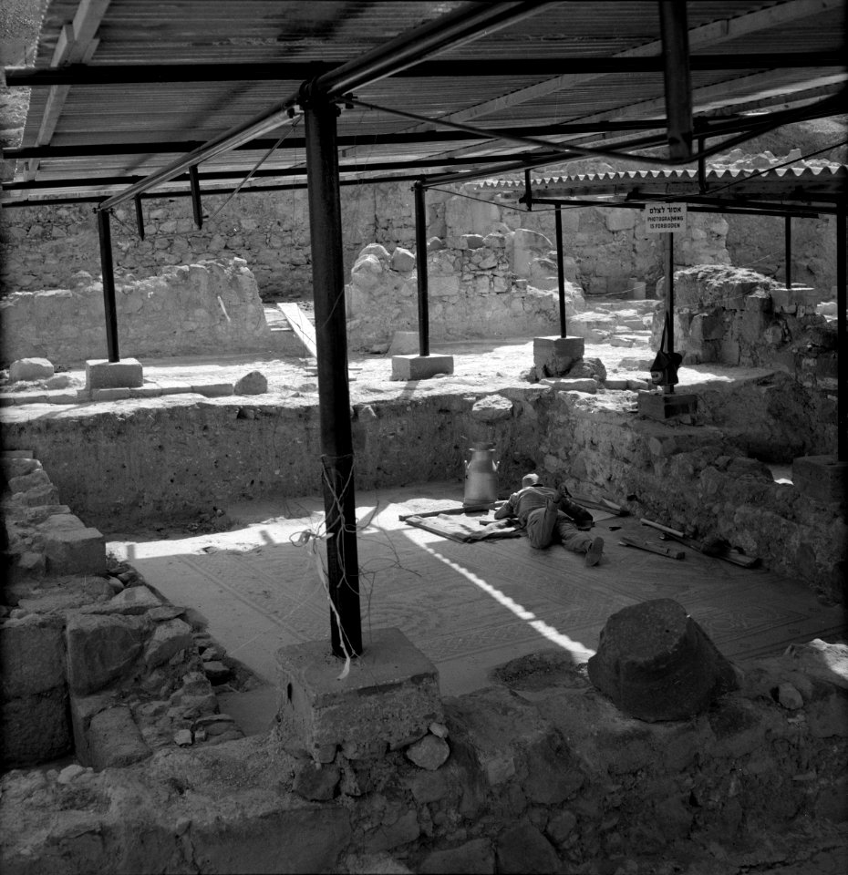 Tiberias-Hammat. Een restaurateur onder een afdak bezig met het herstellen van e, Bestanddeelnr 255-4124