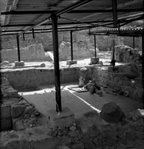 Tiberias-Hammat. Een restaurateur onder een afdak bezig met het herstellen van e, Bestanddeelnr 255-4124