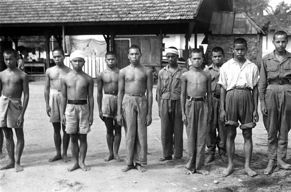 Tien gevangen genomen Indonesiërs of krijgsgevangen Japanners, Bestanddeelnr 6007